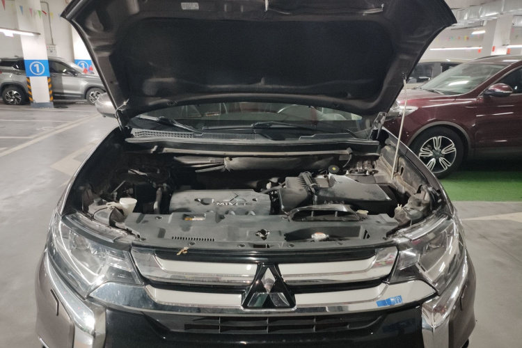 三菱 欧蓝德 2016款 2.4L 四驱精英版 5座机舱底盘24