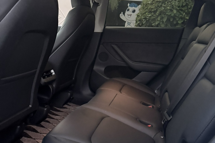特斯拉 Model Y 2022款 改款 长续航全轮驱动版中控内饰7002