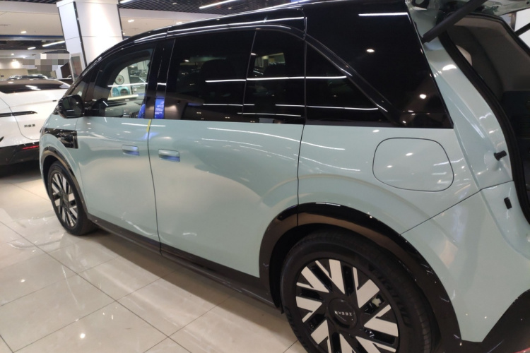 极氪MIX 2025款 长续航智驾版车身外观4