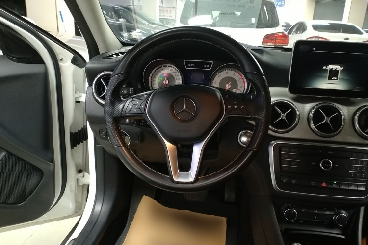 奔驰GLA 2016款 GLA 220 4MATIC 时尚型中控内饰13