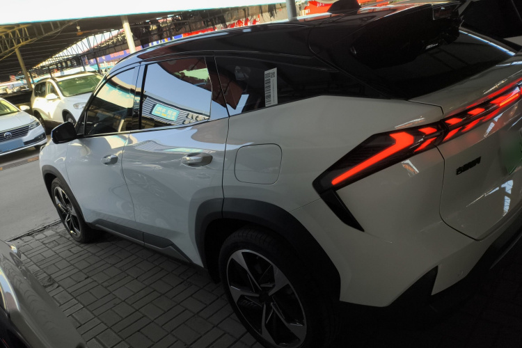 吉利银河 银河L7 2023款 1.5T 115km 星舰车身外观4