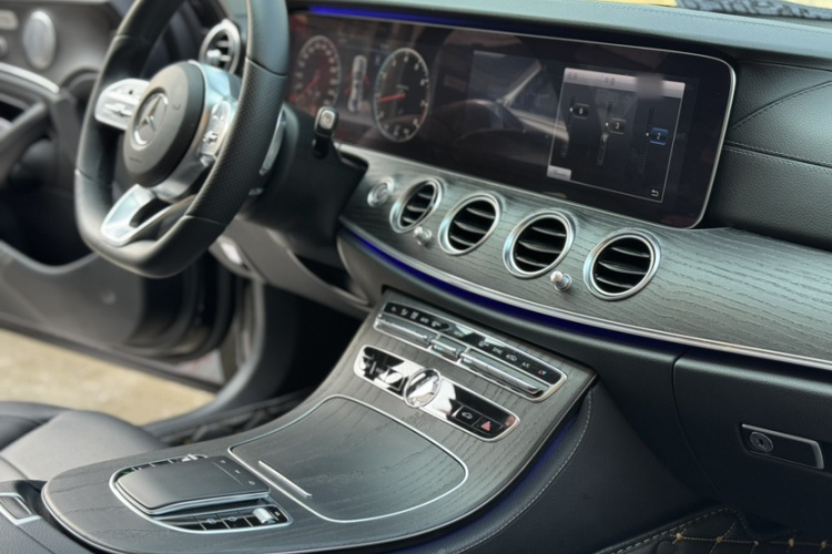 奔驰E级 2019款 改款 E 300 L 运动豪华型局部细节16