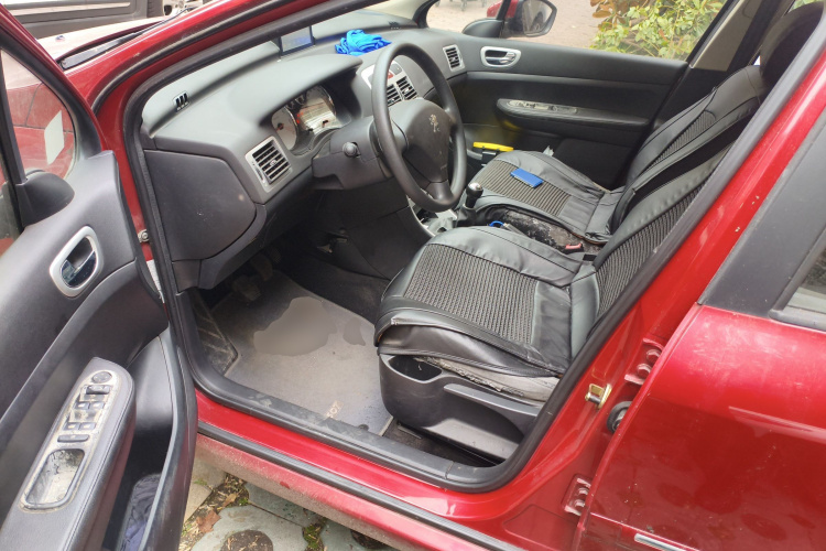 标致307 2013款 两厢 1.6L 手动舒适版中控内饰19