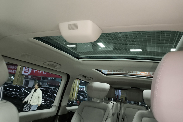 奔驰V级 2022款 V 260 尊贵版中控内饰22