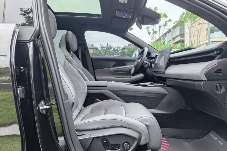 领克08 EM-P 2023款 220km 四驱性能Halo中控内饰7001