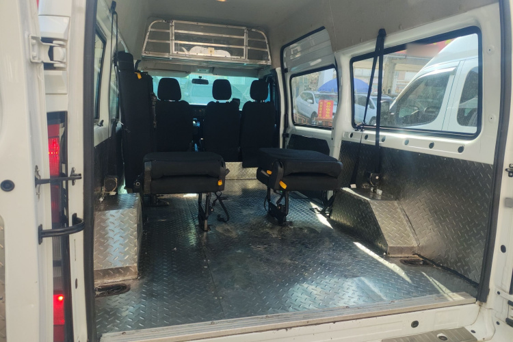 江铃福顺 2023款 2.0T 自动中轴中高顶商运型多功能乘用车7座机舱底盘23