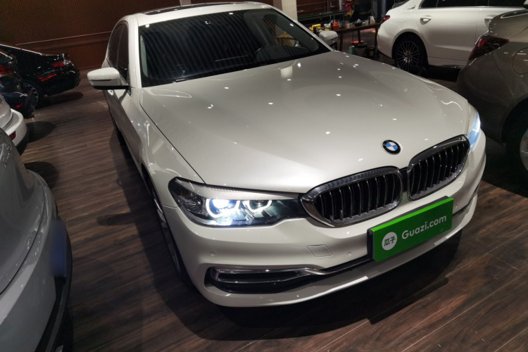 宝马5系 2019款 530Li 领先型 豪华套装车身外观3