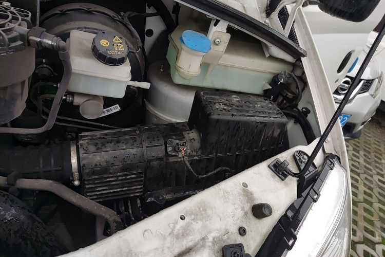 上汽大通MAXUS 新途V80 2023款 2.0T AMT经典傲运通短轴中顶5/6座局部细节9007