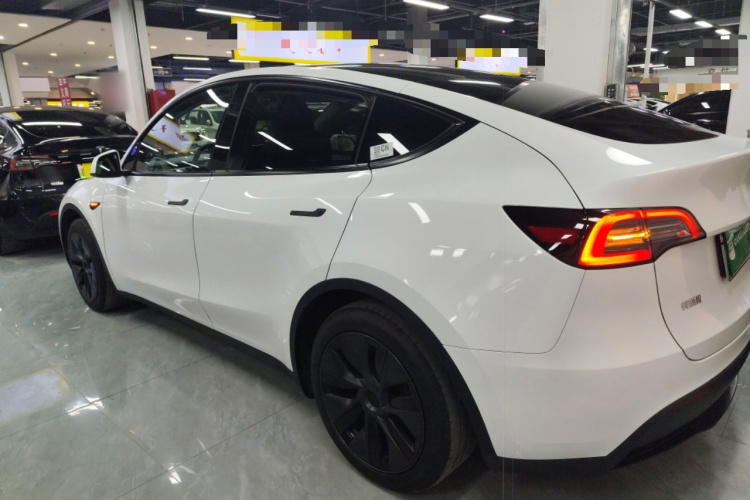 特斯拉 Model Y 2024款 后轮驱动版车身外观4