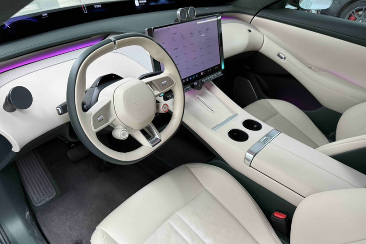 小米汽车 小米YU7 2025款 超长续航高性能四驱Max版中控内饰7002