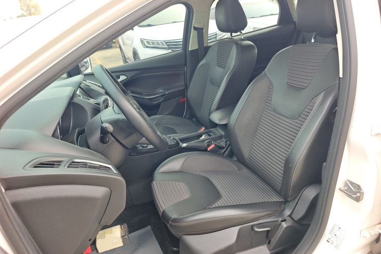 福特 福克斯 2018款 两厢经典 EcoBoost 180 自动精英型中控内饰19