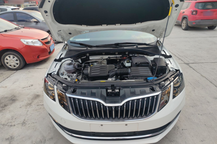 斯柯达 明锐 2019款 1.5L 自动豪华版机舱底盘24