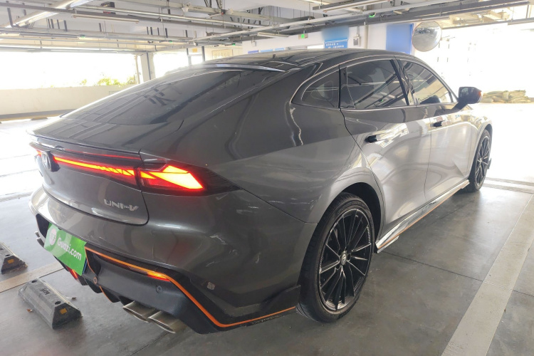 长安UNI-V 2022款 1.5T 运动版车身外观7