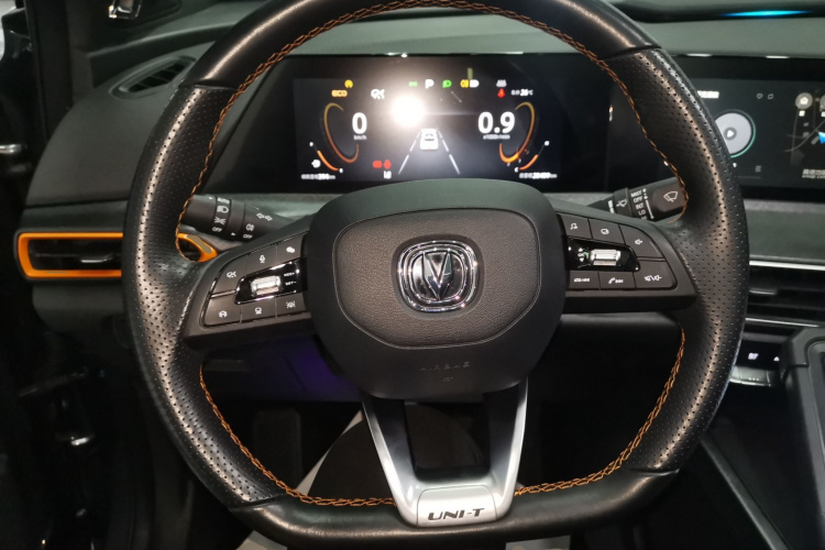 长安UNI-T 2022款 1.5T 运动版 尊贵型中控内饰13