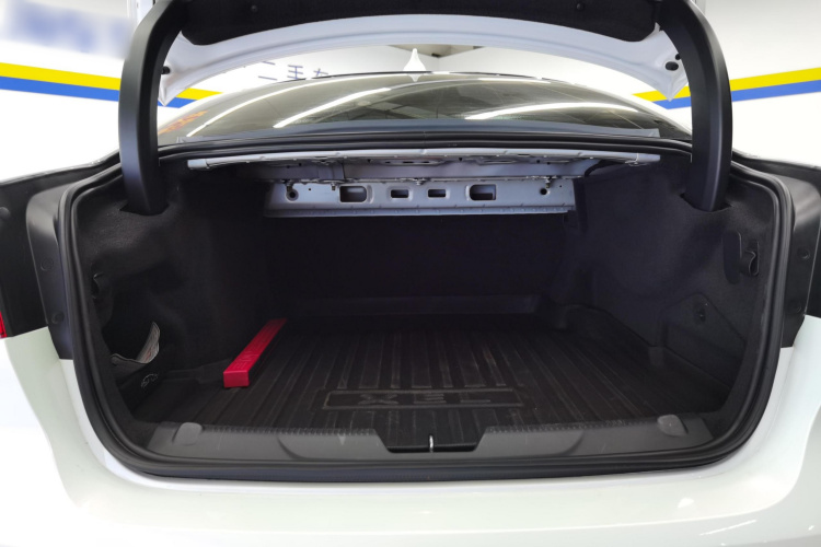 捷豹XEL 2022款 2.0T 250PS R-DYNAMIC S进取运动版机舱底盘23