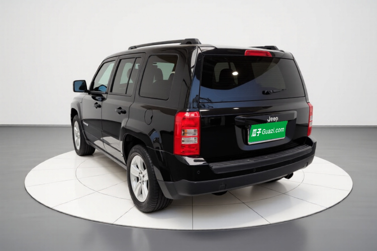 Jeep 自由客 2015款 2.4L 运动版车身外观5