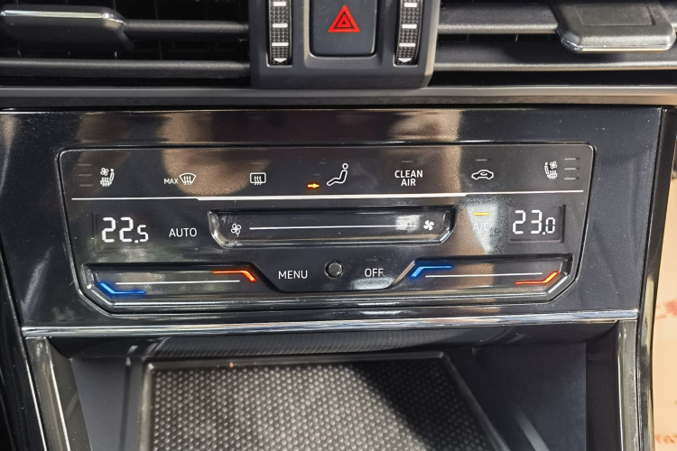 大众 帕萨特 2025款 出众款 380TSI 星空龙腾版中控内饰7007