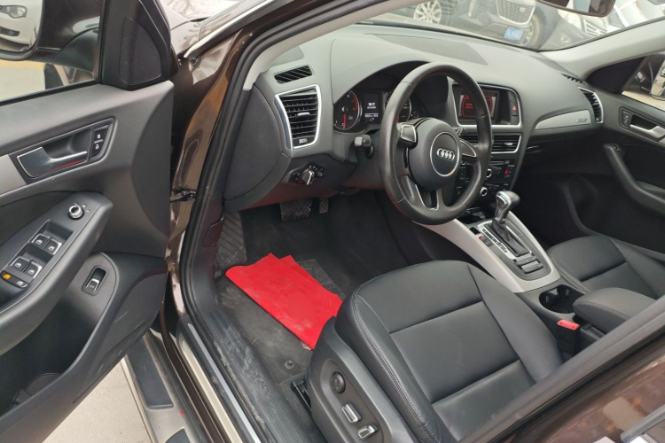 奥迪Q5 2015款 40 TFSI 进取型中控内饰7002
