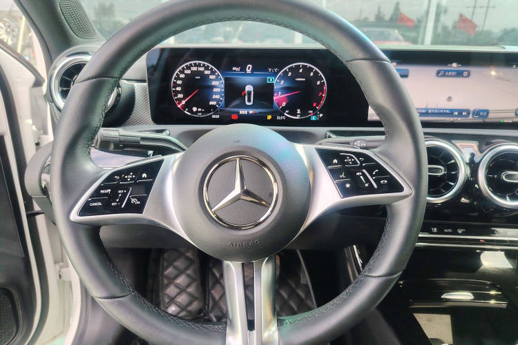 奔驰A级 2023款 A 180 L中控内饰7009