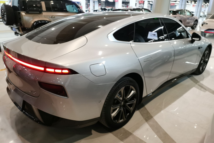 小鹏P7 2022款 480E车身外观7