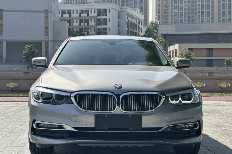 宝马5系 2019款 525Li 豪华套装车身外观2