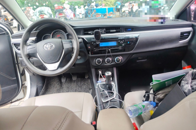 丰田 雷凌 2014款 1.6G 手动精英版中控内饰12