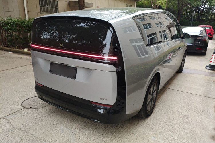 理想汽车 理想MEGA 2025款 Home 家庭特别版车身外观6005