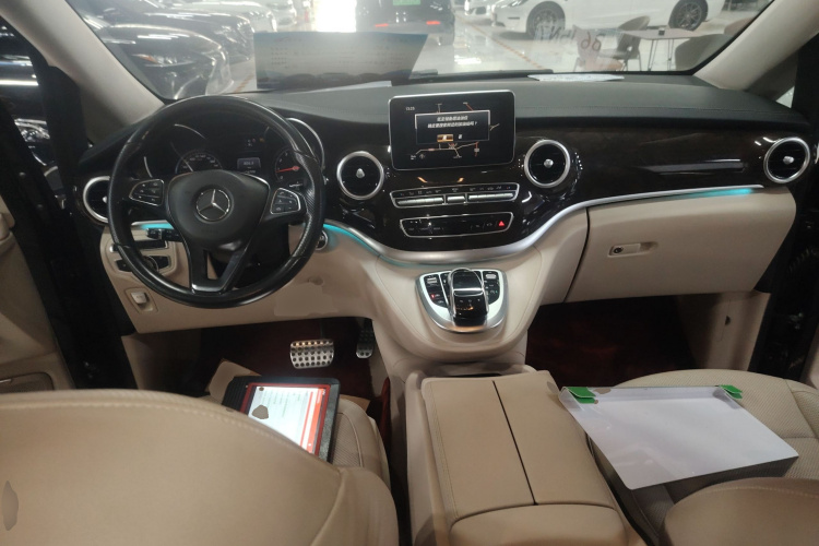 奔驰V级 2016款 V 260 L 尊贵加长版中控内饰12