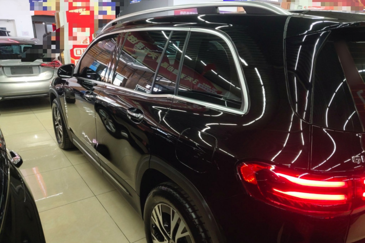 奔驰GLB 2024款 GLB 220 动感型车身外观4