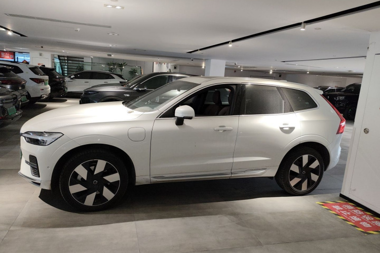 沃尔沃XC60新能源 2024款 T8 插电混动 长续航四驱智远豪华版车身外观4