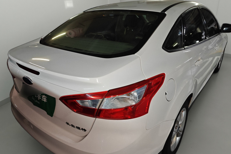 福特 福克斯 2012款 三厢 1.6L 自动风尚型车身外观7