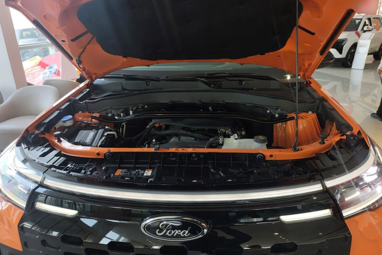 福特 探险者 2024款 2.3T EcoBoost 昆仑巅峰版 7座机舱底盘24