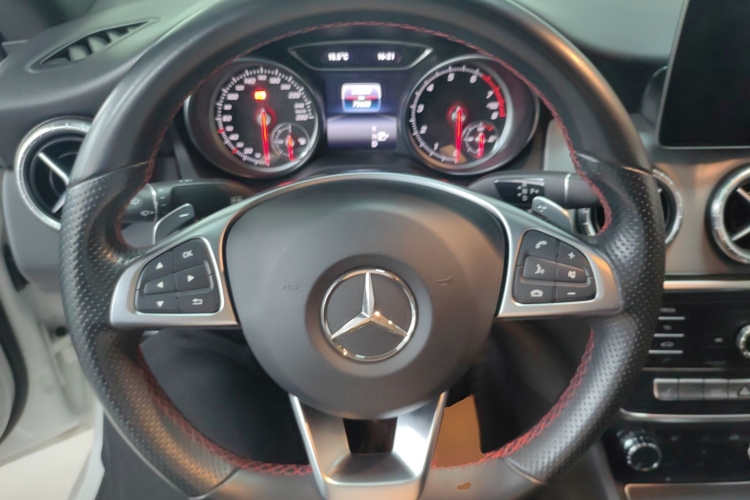 奔驰CLA 2018款 CLA 220 4MATIC中控内饰13