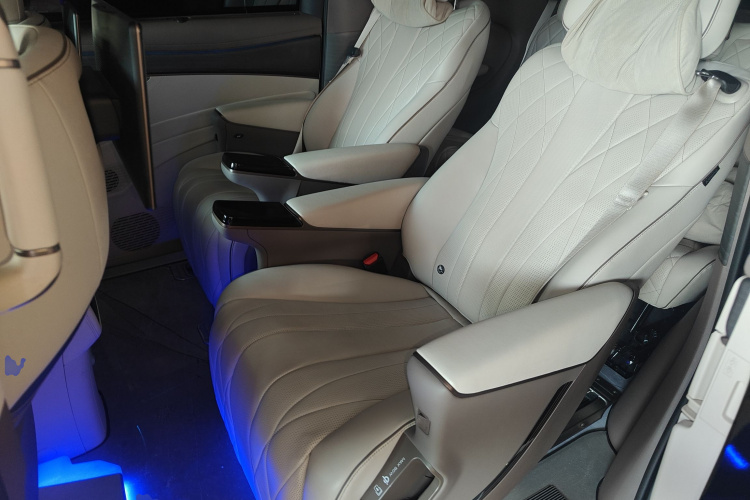 腾势D9 2022款 DM-i 970 四驱旗舰型中控内饰7004