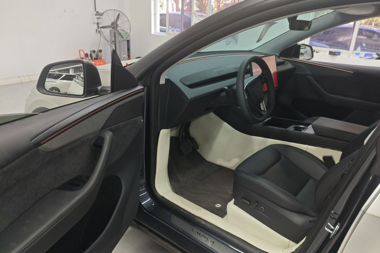 特斯拉 Model Y 2025款 长续航全轮驱动 首发版中控内饰7003