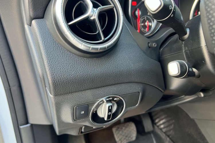 奔驰CLA 2019款 CLA 200 时尚型局部细节9001