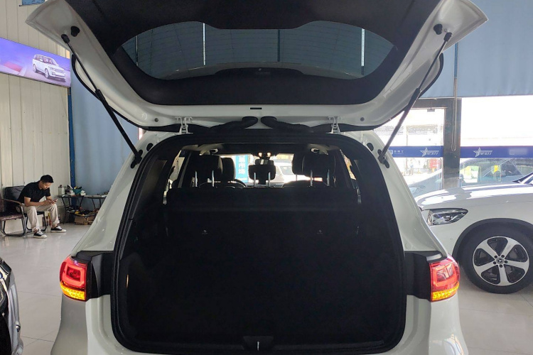 奔驰GLB 2023款 GLB 200 动感型局部细节23