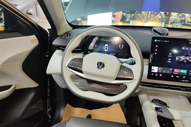 长安UNI-Z 2025款 1.5T 豪华型中控内饰13