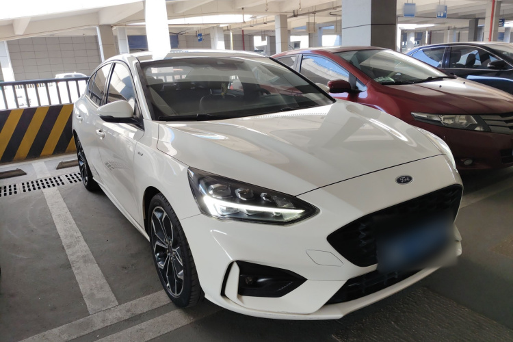 福特 福克斯 2019款 三厢 EcoBoost 180 自动ST Line车身外观3