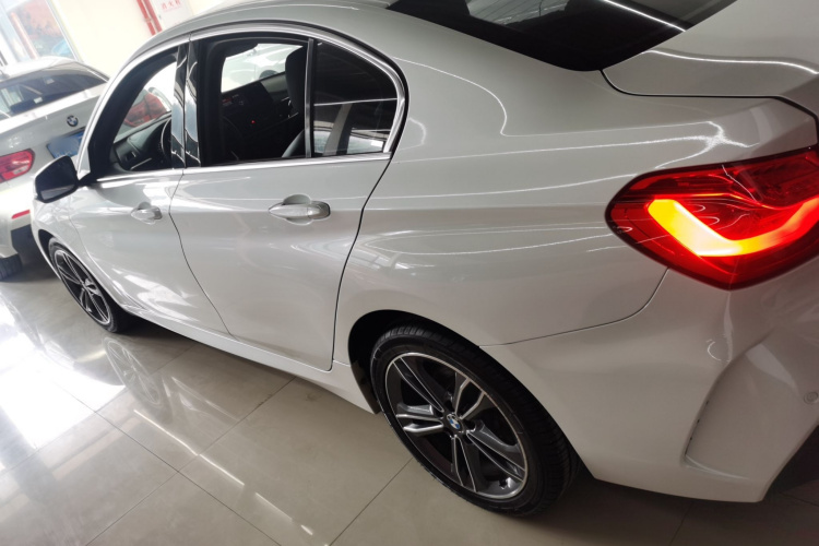 宝马1系 2021款 改款 120i M运动版车身外观4