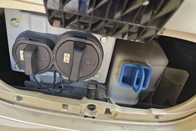 奔腾小马 2025款 222km 闪电马机舱底盘24