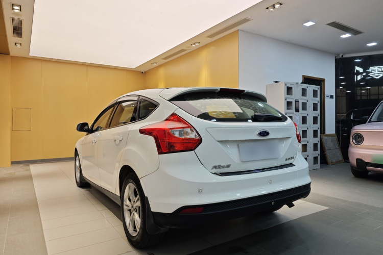 福特 福克斯 2015款 两厢 1.6L 自动风尚型车身外观6008