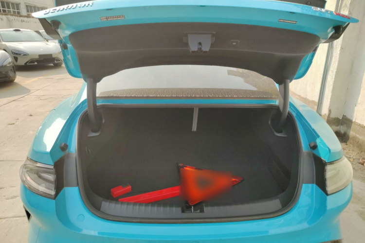 小米汽车 小米SU7 2024款 四驱超长续航高阶智驾Max版机舱底盘23