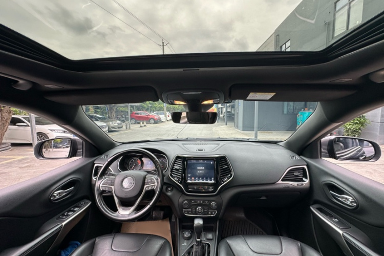 Jeep 自由光 2021款 2.0T 四驱80周年纪念版中控内饰7004