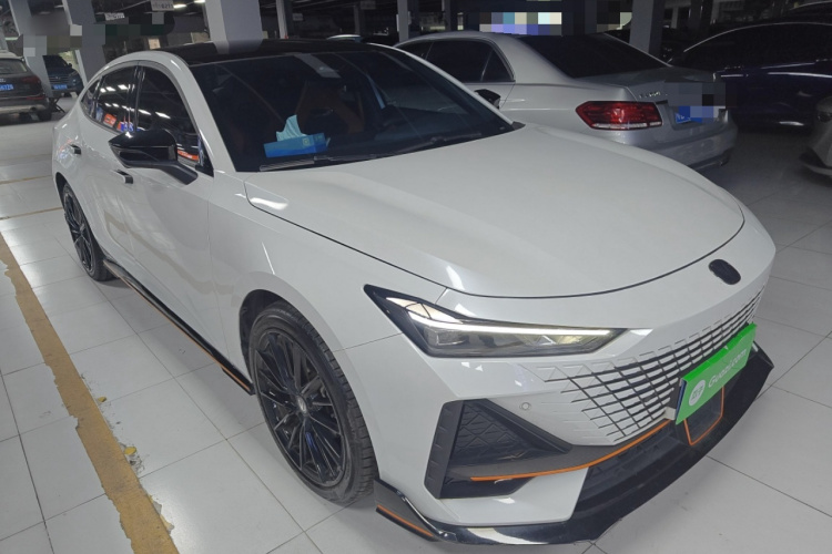 长安UNI-V 2023款 1.5T 运动版车身外观3