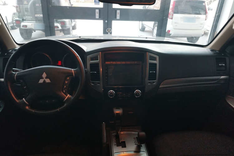 三菱 帕杰罗（平行进口）中控内饰7001