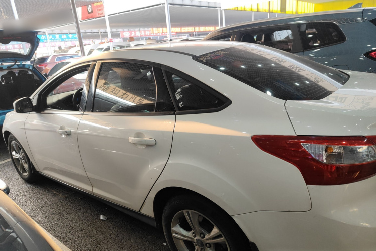 福特 福克斯 2012款 三厢 1.6L 自动风尚型车身外观4