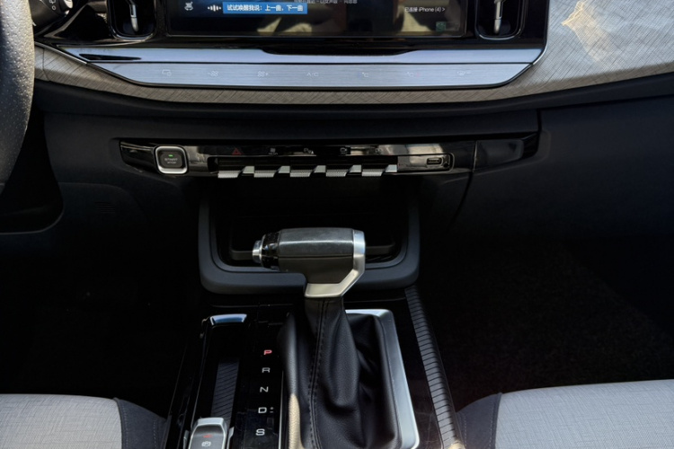 宝骏RM-5 2019款 1.5T CVT 24小时在线尊贵型 7座中控内饰7004