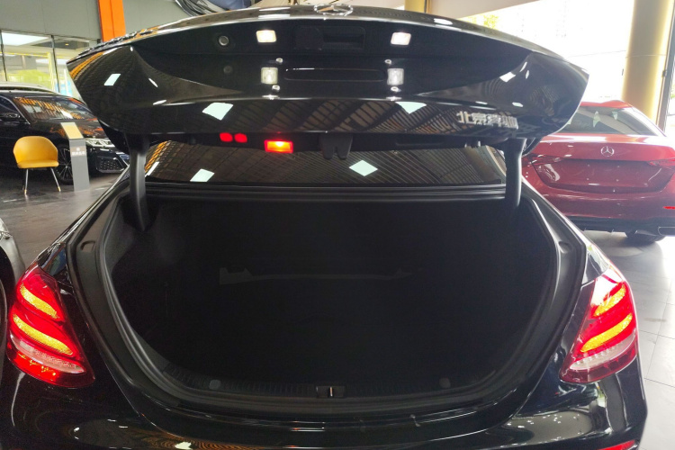 奔驰E级 2019款 改款 E 300 L 运动时尚型局部细节23