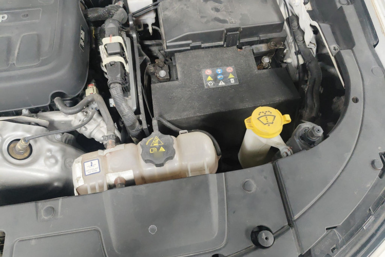 Jeep 大指挥官 2020款 2.0T 两驱精英版机舱底盘26